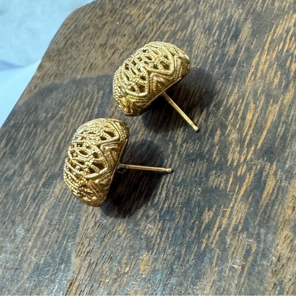 Monet gold tone puffy filigree button stud earrings signed - Picture 7 of 9